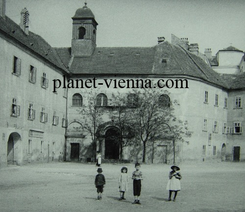 planet-vienna, Alte Aufnahme des Freihauses um 1900. In der Bildmitte ist die Rosaliakapelle zu erkennen