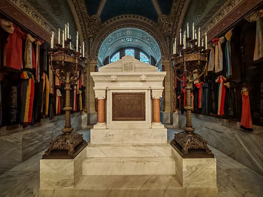 planet-vienna, die Friedhofskirche zum Heiligen Karl Borromaeus auf dem zentralfriedhof in wien, lueger-mausoleum