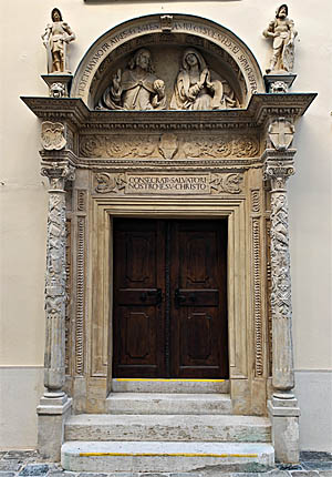 die salvatorkapelle, auch ottenhaimkapelle, in wien, das renaissance tor an der salvatorgasse